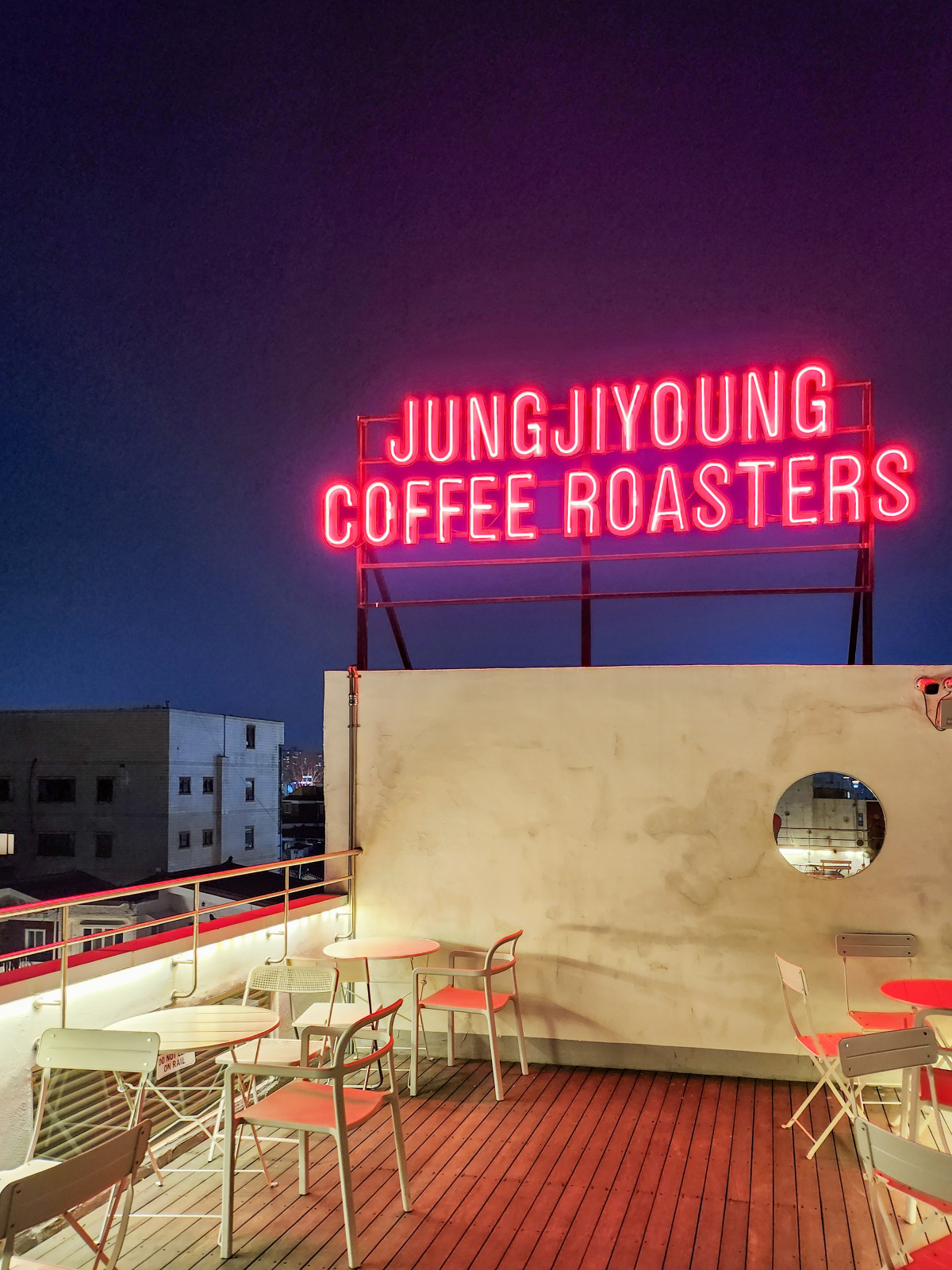 ▲수원시 팔달구 행궁동 정지영커피로스터즈 옥상의 네온사인이 밤을 밝히고 있다. 수원에서 시작한 브랜드는 커피의 품질과 지역을 대하는 태도를 지키며, 새로운 도시의 개성과 상권을 존중하는 방식으로 활동 반경을 넓혀가고 있다. (김재학 기자)