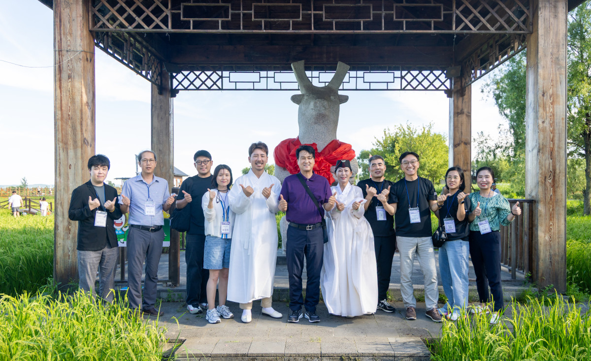 ▲안민석 경기도교육감(가운데)과 역사탐방단이 12일 만주 지역 항일 독립운동의 거점이었던 백산 안희제 선생의 '발해농장' 독립운동 유적지를 방문해 기념촬영하고 있다. (경기도교육청)