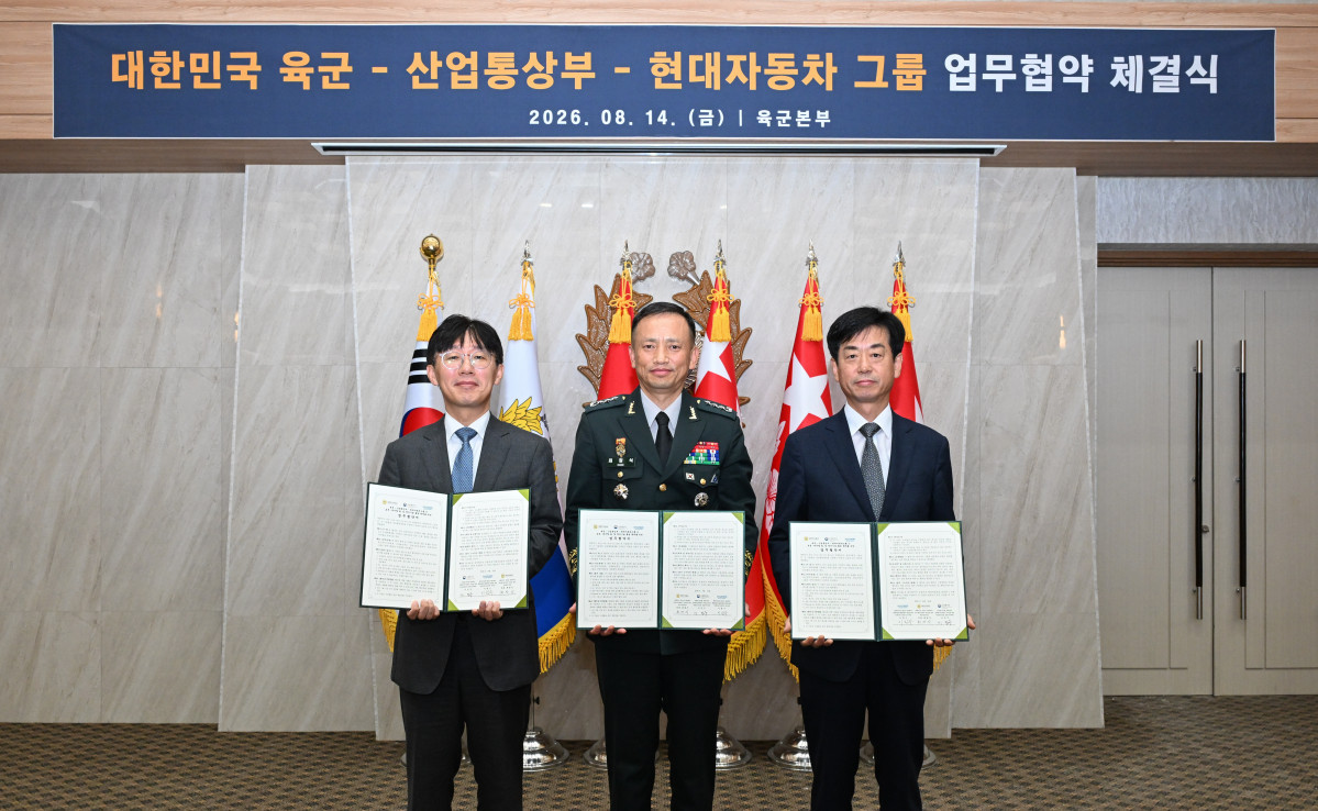 ▲(왼쪽부터) 이민우 산업부 산업성장실장 전담직무대리, 최장식 육군참모차장, 이항수 현대차그룹 부사장이 기념 촬영을 하는 모습. (사진=현대차)