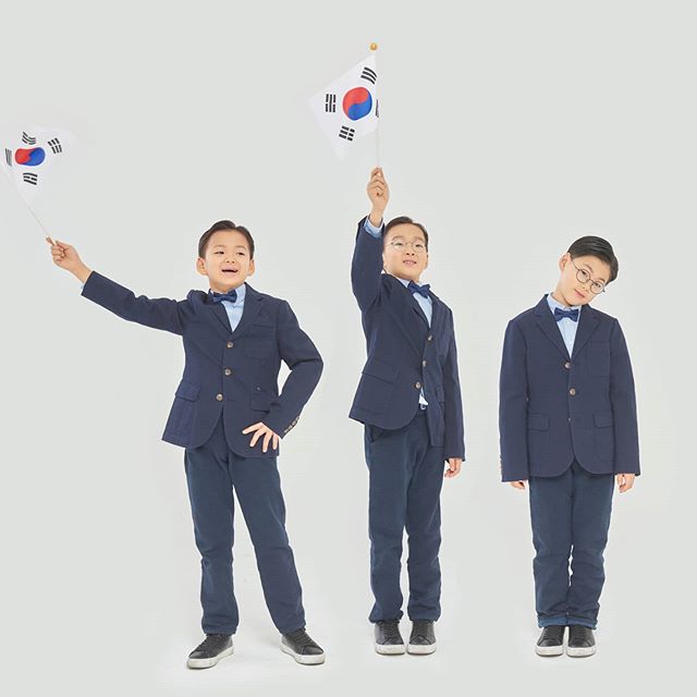 ▲태극기를 손에 든 삼둥이의 모습.(송일국 인스타그램)
