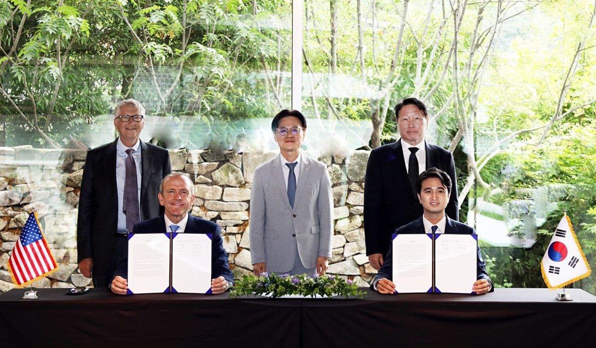 ▲(앞 오른쪽부터)추형욱 SK이노베이션 대표이사, 크리스 르베크 테라파워 CEO가 14일 서울 종로구 선혜원에서 SMR 사업협력 주요 조건 합의서를 체결하고(뒤 오른쪽부터) 최태원 SK그룹 회장, 김정관 산업부장관, 빌 게이츠 테라파워 이사회 의장과 함께 기념 촬영을 하고 있다. (SK이노베이션)