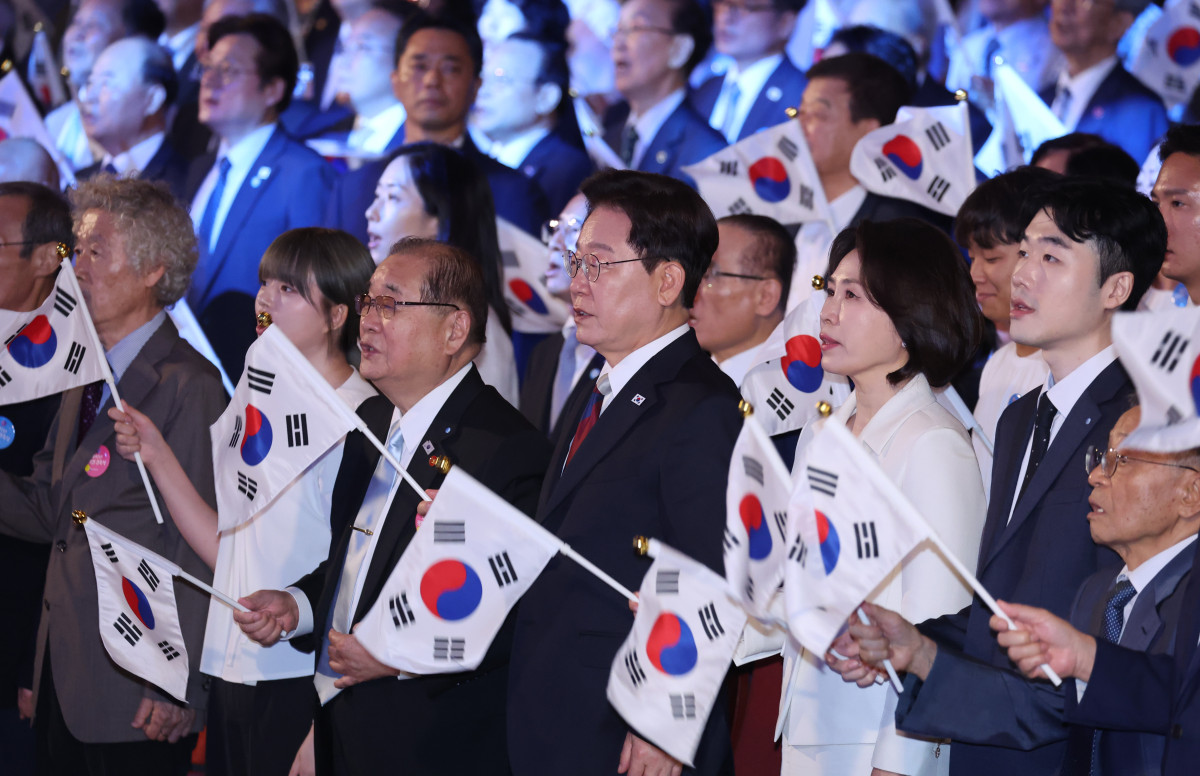▲이재명 대통령과 김혜경 여사가 15일 서울 종로구 세종문화회관에서 열린 제81주년 광복절 경축식에서 참석자들과 광복절 노래를 제창하고 있다. (연합뉴스)