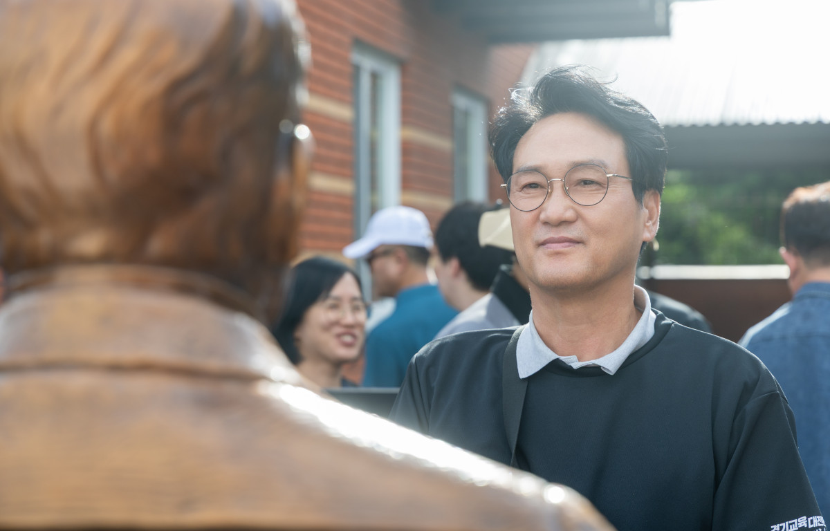 ▲안민석 경기도교육감이 만주·연해주 교육독립운동가 동상을 바라보고 있다.
안 교육감은 4박5일간 최재형 선생 기념비와 이상설 선생 유허비, 고려인 강제이주의 현장인 라즈돌노예 기차역 등을 찾고 15일 블라디보스토크 신한촌 기념비에서 제81주년 광복절 기념행사를 진행했다. (경기도교육청)