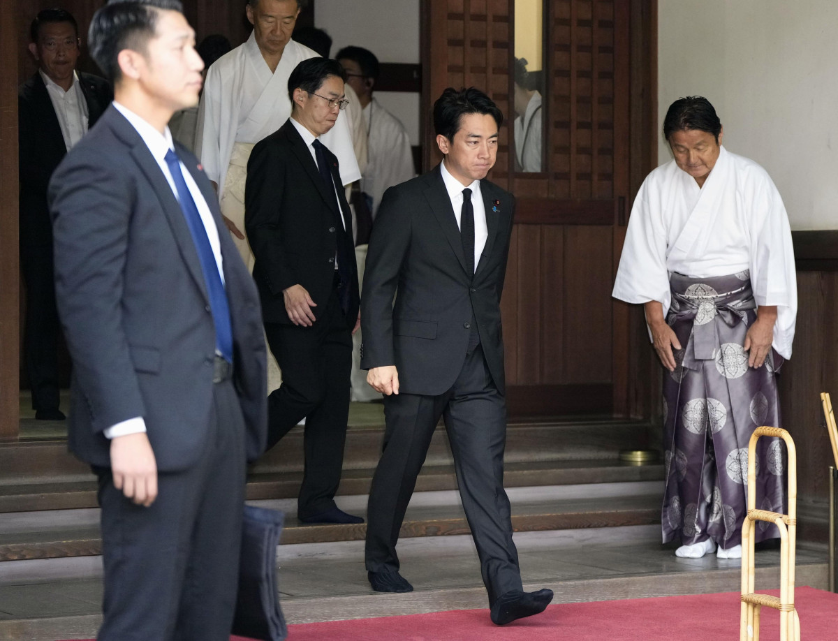 ▲고이즈미 신지로 일본 방위상이 한국 광복절이자 일본 패전일인 15일 오전 야스쿠니 신사를 참배하고 있다. 일본 현직 각료로는 7년 연속이다. (연합뉴스)