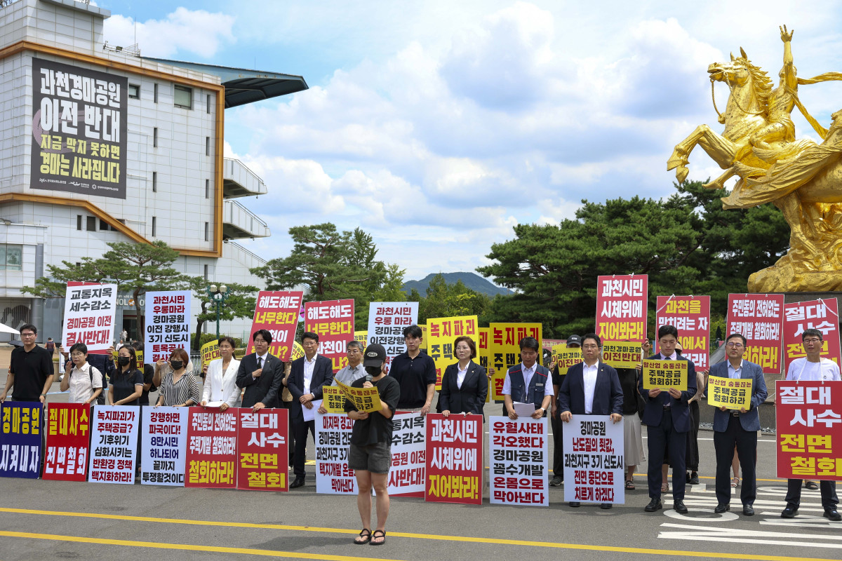 ▲한국마사회노동조합이 13일 정부의 ‘전월세 및 매매시장 안정을 위한 주택 신속공급 방안’ 발표와 관련해 일방적인 이전 추진 중단을 촉구하는 성명을 발표하고 있다. (사진제공=한국마사회노동조합)