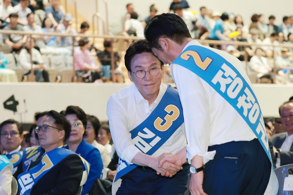 ▲더불어민주당 김민석·정청래 당 대표 후보가 15일 전남광주 나주시 나주종합스포츠파크 다목적체육관에서 열린 민주당 대표·최고위원 전남광주 합동연설회에 참석한 가운데 정 후보가 정견 발표를 마치고 자리로 돌아가며 김 후보와 악수하고 있다. (연합뉴스)