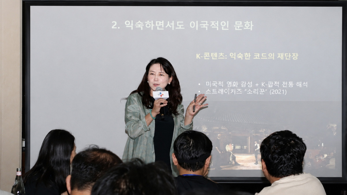 ▲김숙영 UCLA 교수가 13일(현지시간) 미국 로스앤젤레스에서 국내 취재진과 만나 '미국 잘파세대의 소비 트렌드'에 대한 강연을 진행하고 있다 (사진제공=CJ)