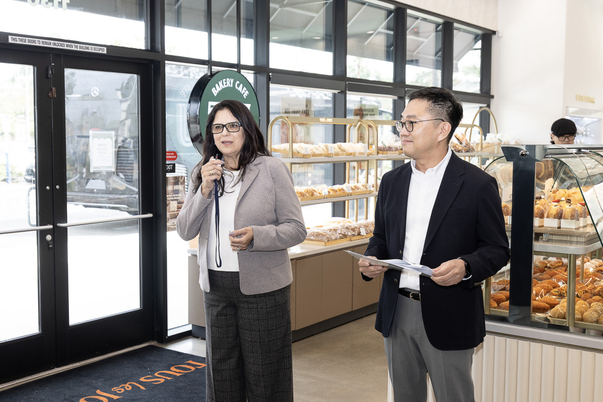 ▲오펠리아 쿰프(Ofelia Kumpf) CJ푸드빌 USA COO(왼쪽)가 13일(현지시간) 미국 캘리포니아 뚜레쥬르 라하브라점에서 브리핑을 하고 있다 (사진제공=CJ)