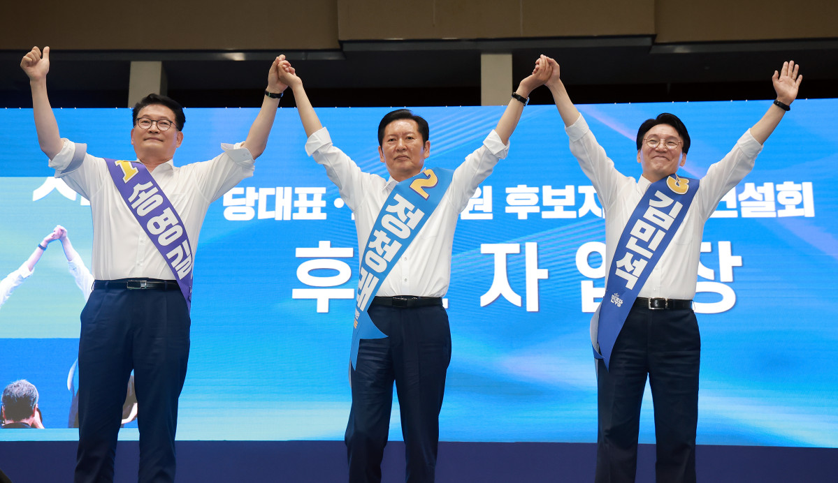 ▲더불어민주당 송영길·정청래·김민석 당 대표 후보가 15일 전북 익산시 원광대학교 문화체육관에서 열린 민주당 대표·최고위원 후보자 전북 합동연설회에 참석해 기념 촬영하고 있다. (연합뉴스)