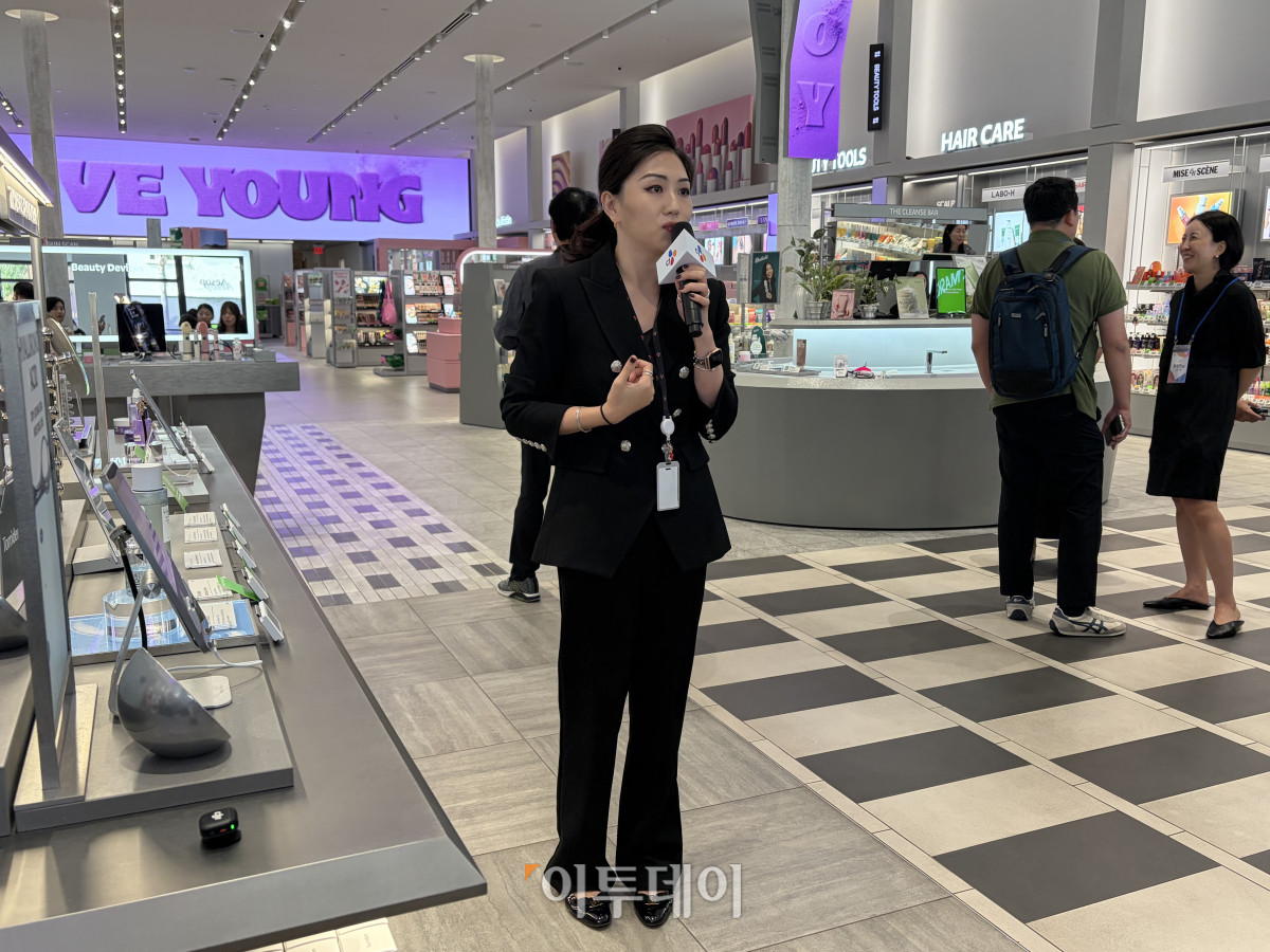 ▲미국 캘리포니아주 패서디나 콜로라도 불러바드에 자리한 올리브영 매장에서 강명지 CJ올리브영 미국법인 MD팀장이 브리핑하고 있는 모습. (송석주 기자 ssp@)