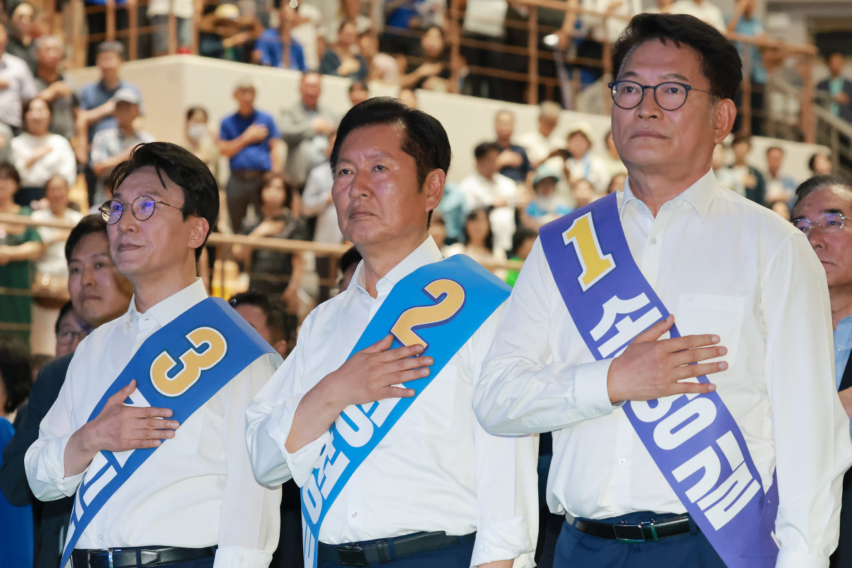 ▲김민석·정청래·송영길 더불어민주당 대표 후보가 15일 전남광주 나주시 나주종합스포츠파크 다목적체육관에서 열린 민주당 대표·최고위원 전남광주 합동연설회에 참석해 국기에 경례하고 있다. (연합뉴스)