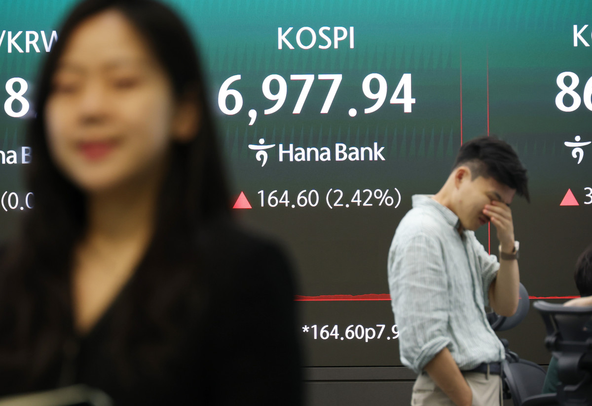 ▲14일 중구 하나은행 본점 딜링룸 전광판에 코스피 종가가 표시돼 있다. (연합뉴스)