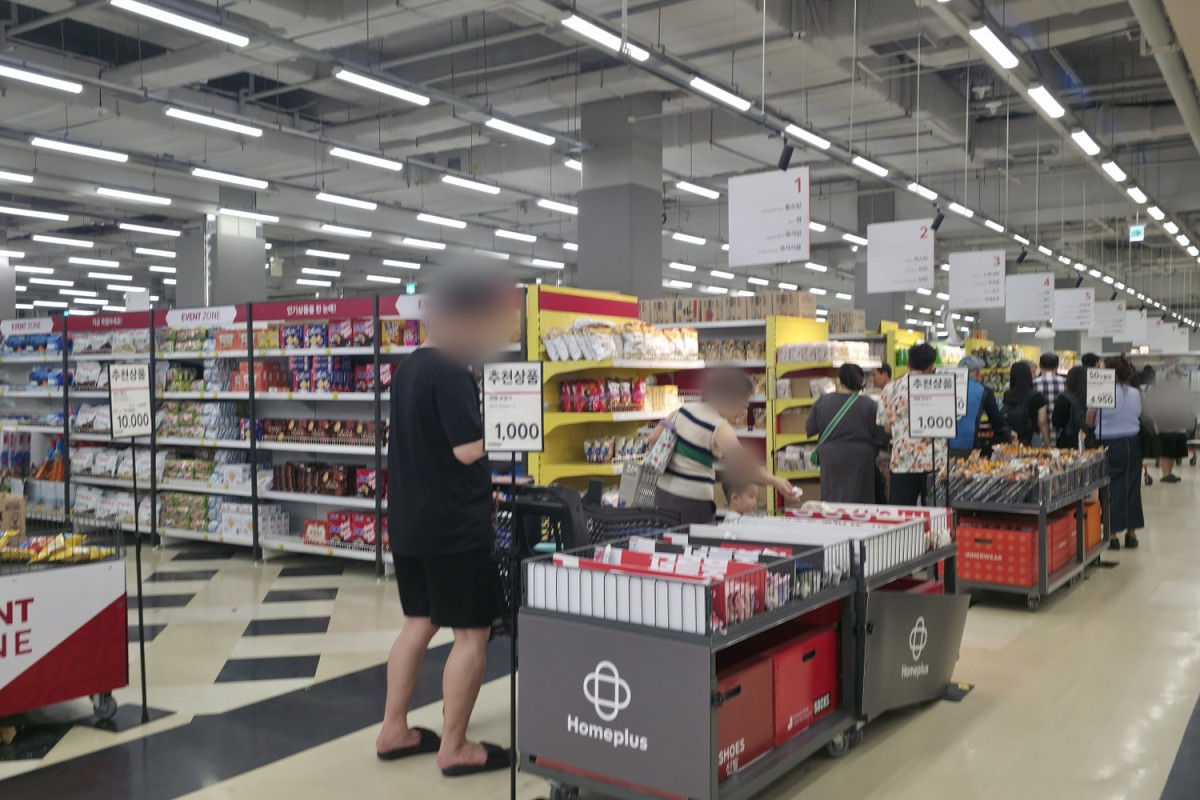 ▲15일 인천 남동구 홈플러스 구월점에서 재개장 이후 첫 주말을 맞아 고객들이 장을 보고 있다. (사진=박선현 기자 sunhyun@)