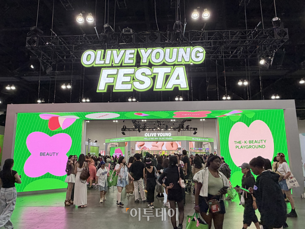 ▲15일(현지시간) 미국 로스앤젤레스(LA) 컨벤션센터에서 진행 중인 올리브영 페스타 현장 모습. (송석주 기자 ssp@)