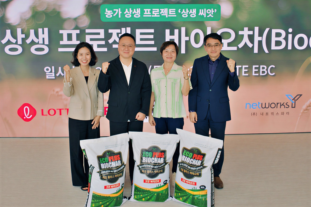 ▲김범창 롯데마트·슈퍼 HR혁신부문장(왼쪽 두 번째)과 행사 관계자들이 13일 서울 송파구 롯데월드타워에서 열린 친환경 비료 ‘바이오차’ 전달식에서 기념 촬영을 하고 있다. (사진제공=롯데마트)