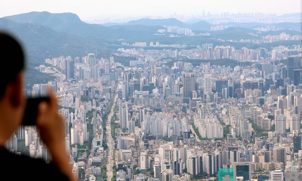 ▲10일 서울 송파구 롯데월드타워에서 바라본 서울 시내에 아파트가 빽빽하게 서 있다. (신태현 기자 holjjak@)