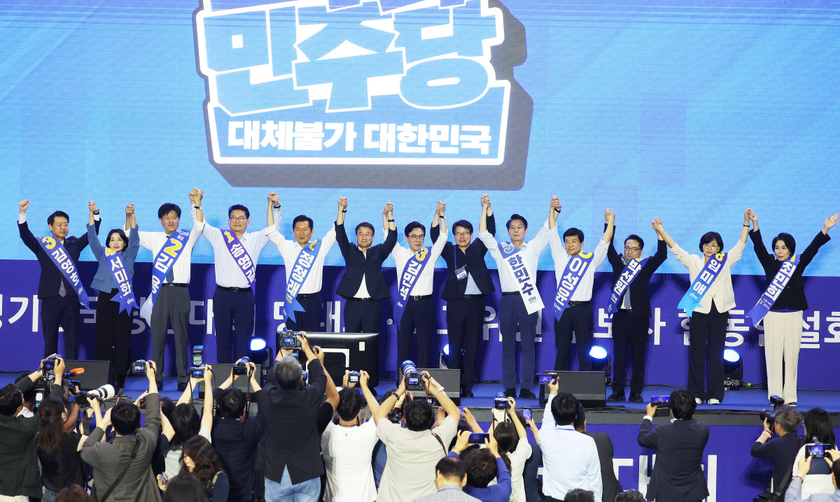 ▲더불어민주당 송영길, 정청래, 김민석 당 대표 후보가 16일 경기도 수원시 수원종합운동장 실내체육관에서 열린 '민주당 당대표ㆍ최고위원 후보자 경기 합동연설회'에서 한병도 당 대표 직무대행 및 최고위원 후보들과 기념 촬영하고 있다. 사진=연합뉴스