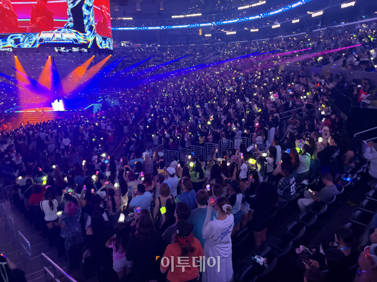 ▲15일(현지시간) 미국 로스앤젤레스(LA) 컨벤션센터에서 진행 중인 KCON 현장에 팬들이 함성을 지르고 있는 모습. (송석주 기자 ssp@)