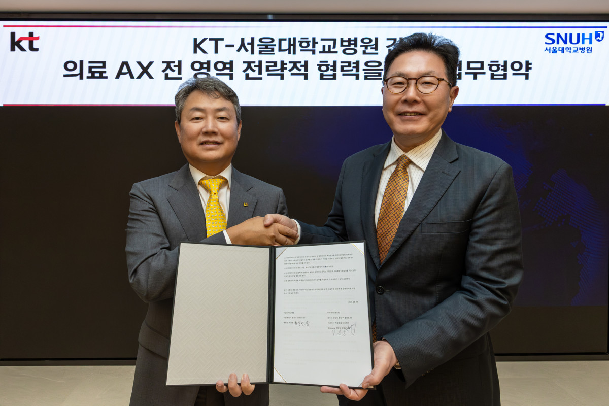 ▲김봉균 KT Enterprise부문장(왼쪽)과 백남종 서울대학교병원장이 기념사진을 촬영하는 모습. (사진제공=KT)