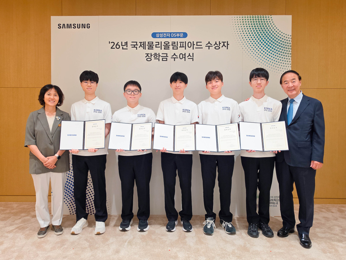 ▲전영현 삼성전자 DS 부문장(부회장, 오른쪽)과 윤진희 한국물리학회장(왼쪽), 올해 국제물리올림피아드 수상자들이 13일 삼성전자 화성캠퍼스에서 열린 장학금 수여식에 참석해 기념촬영하고 있다. (사진=삼성전자)
