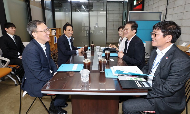 ▲김영수 문화체육관광부 1차관과 전주시 관계자들이 전주 문화예술 현장에서 지역 현안과 지원 방안을 논의하고 있다. (사진제공=전주시)