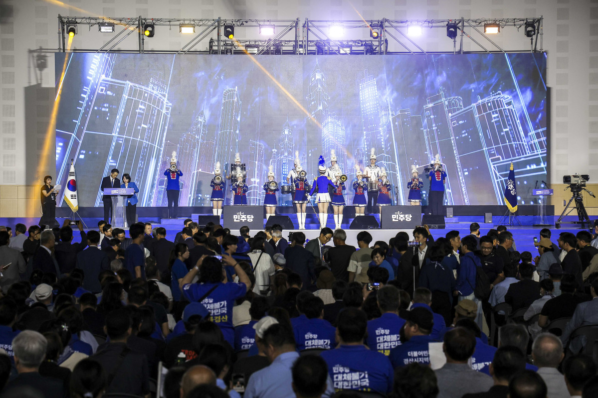 ▲17일 대전 유성구 대전컨벤션센터 제2전시장에서 열린 더불어민주당 제3차 정기전국당원대회에서 식전공연이 열리고 있다. (뉴시스)
