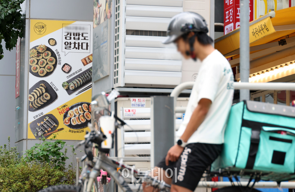 ▲김밥의 주재료인 쌀과 계란, 김 등의 가격 상승이 이어지면서 김밥 한 줄의 가격도 가파르게 오르고 있다. 17일 한국소비자원 가격정보종합포털 '참가격'에 따르면 6월 기준 서울 지역 김밥 한 줄 평균 가격은 3838원으로 전년 동월보다 5.9% 상승했다. 같은 기간 삼겹살(4.3%), 칼국수(3.6%), 냉면·삼계탕(각 2.8%), 비빔밥(2.7%), 자장면(2.1%), 김치찌개(1.8%) 등 주요 외식 품목보다 높은 상승률을 기록했다. 사진은 이날 서울의 한 김밥가게. 고이란 기자 photoeran@