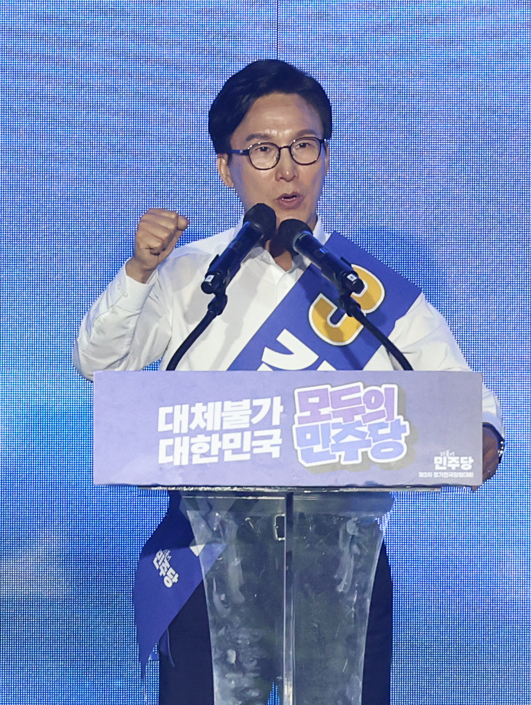 ▲더불어민주당 김민석 당 대표 후보가 17일 대전 컨벤션센터에서 열린 제3회 더불어민주당 정기 전국당원대회에서 정견 발표를 하고 있다. (연합뉴스)