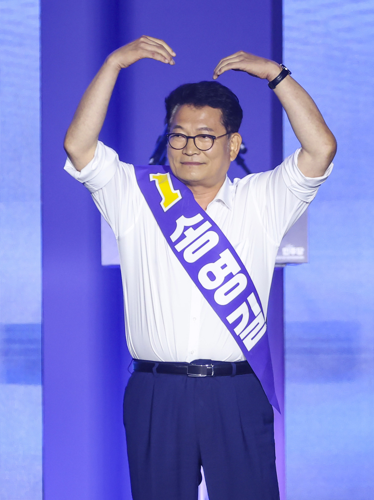▲더불어민주당 당 대표에 출마한 송영길 의원이 17일 대전 컨벤션센터에서 열린 제3회 더불어민주당 정기 전국당원대회에서 연설에 나서며 당원들에게 인사하고 있다. 2026.8.17 (사진=연합뉴스)