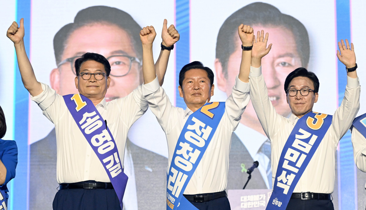 ▲더불어민주당 송영길(왼쪽부터), 정청래, 김민석 당대표 후보가 17일 대전 유성구 대전컨벤션센터 제2전시장에서 열린 더불어민주당 제3차 정기전국당원대회에서 인사하고 있다. 2026.8.17 [공동취재] (사진=연합뉴스)