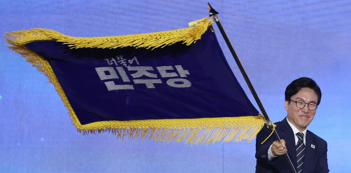 ▲더불어민주당 김민석 신임 당 대표가 17일 대전 컨벤션센터에서 열린 제3회 더불어민주당 정기 전국당원대회에서 당 대표로 선출된 뒤 당기를 흔들어 보이고 있다. (연합뉴스)