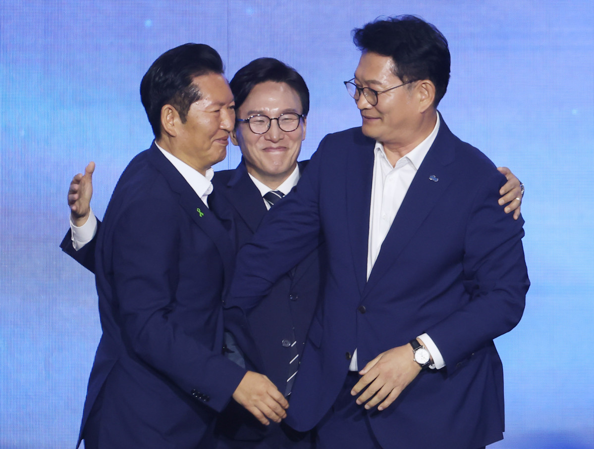 ▲더불어민주당 당 대표에 출마한 김민석 전 총리가 17일 대전 컨벤션센터에서 열린 제3회 더불어민주당 정기 전국당원대회에서 당 대표 당선을 확정한 뒤 본선에서 경쟁을 벌였던 정청래 전 대표, 송영길 의원과 포옹하고 있다. 2026.8.17 (사진=연합뉴스)