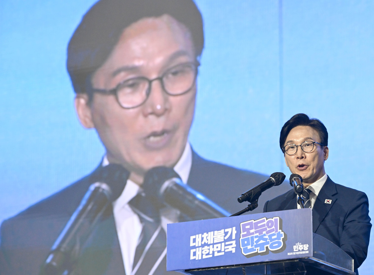 ▲김민석 더불어민주당 신임 당 대표가 17일 대전 컨벤션센터에서 열린 제3회 더불어민주당 정기 전국당원대회에서 당 대표로 선출된 뒤 수락연설을 하고 있다. (연합뉴스)