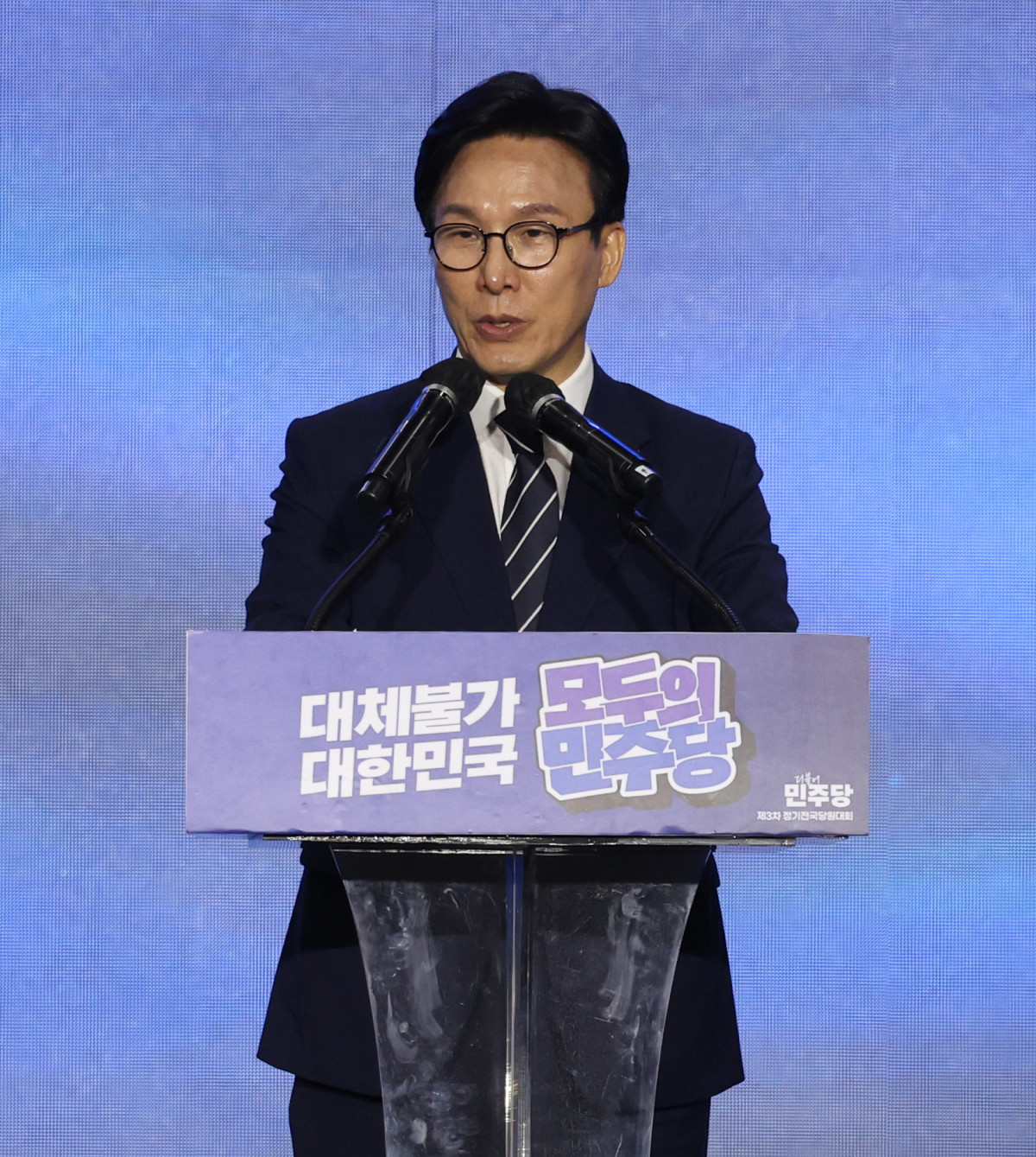 ▲더불어민주당 김민석 신임 당 대표가 17일 대전 컨벤션센터에서 열린 제3회 더불어민주당 정기 전국당원대회에서 당 대표로 선출된 뒤 수락연설을 하고 있다. 사진=연합뉴스