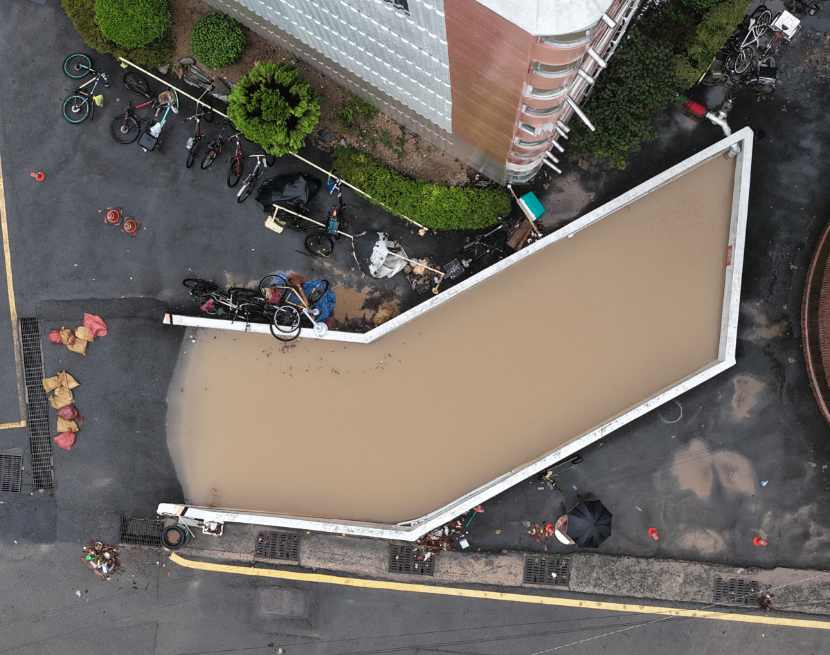 ▲<YONHAP PHOTO-4299> 집중호우로 물에 잠긴 지하 주차장    (거제=연합뉴스) 김동민 기자 = 17일 오후 경남 거제시 옥포동 한 아파트 지하 주차장이 집중호우로 물에 잠겨 있다.     아파트 거주자는 지하 주차장에 차 3대가 있다고 설명했다. 2026.8.17    image@yna.co.kr/2026-08-17 16:50:18/<저작권자 ⓒ 1980-2026 ㈜연합뉴스. 무단 전재 재배포 금지, AI 학습 및 활용 금지>