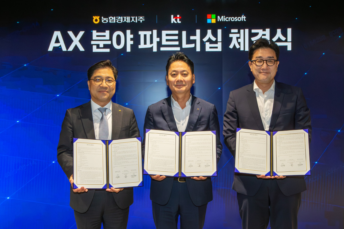 ▲KT가 농협경제지주, 한국마이크로소프트와 서울 종로구 KT 광화문빌딩 West 사옥에서 업무협약을 체결하고, AI·클라우드 기반 유통 AX 혁신을 위해 협력한다고 18일 밝혔다. KT AX사업부문장 박상원 전무, 농협경제지주 김주양 대표이사, 한국마이크로소프트 김훈상 부사장이 업무협약 체결 후 기념사진을 촬영하는 모습. (사진제공=KT)