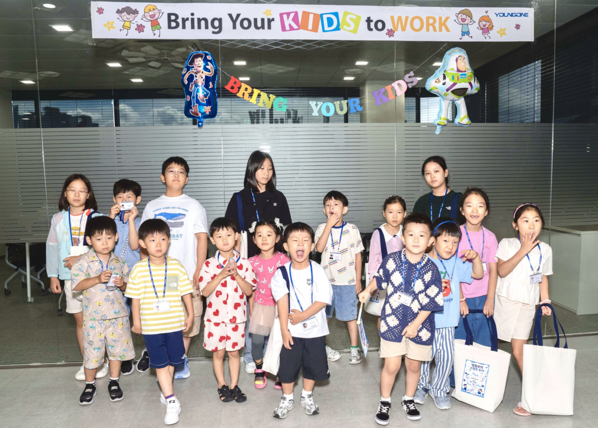 ▲영원무역그룹이 14일 서울 중구 본사에서 임직원 자녀 초청 프로그램 ‘Bring Your Kids to Work’를 개최했다. (사진제공=영원무역그룹)