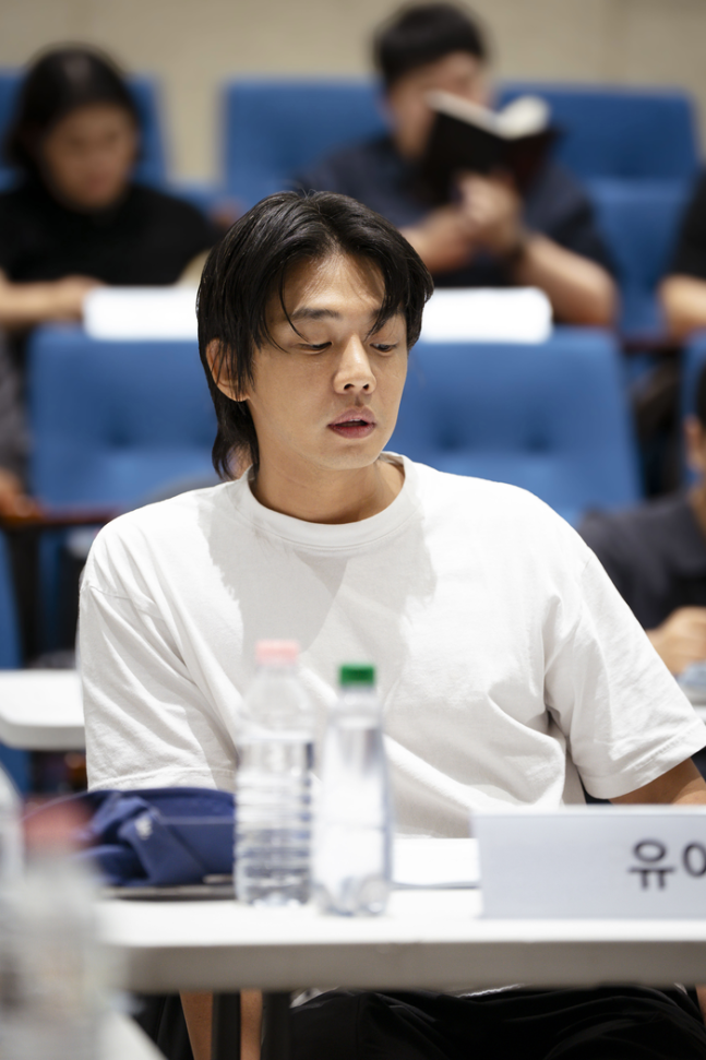 ▲배우 유아인의 영화 '뱀피르' 대본 리빙 현장 (사진제공=NEW)