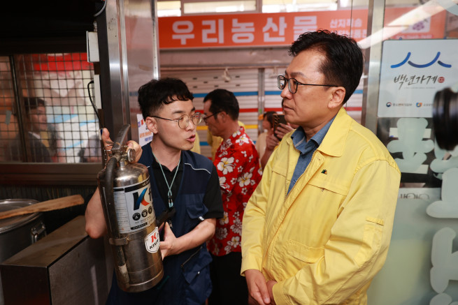 ▲이병권 중소벤처기업부 제2차관이 지난달 27일 서울특별시 서대문구 독립문 영천시장을 방문하여 폭염·화재 대비 안전관리 실태를 점검하고 있다. (사진제공=중소벤처기업부)