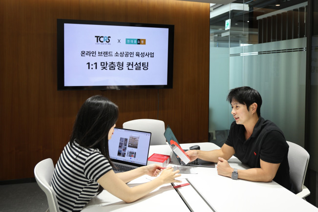 ▲현대홈쇼핑이 소상공인 육성사업 'TOPS 프로그램'을 통해 1:1 맞춤형 컨설팅을 진행하고 있는 모습. (사진제공=현대백화점그룹)