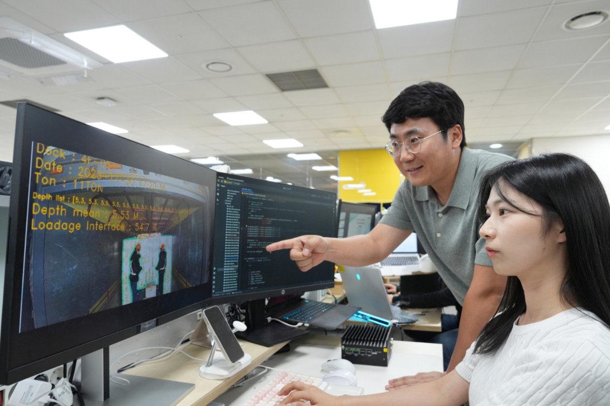 ▲포스코DX AI연구원들이 물류 환경 적재량 산정 AI 프로그램을 시험하고 있다. (사진제공=포스코DX)