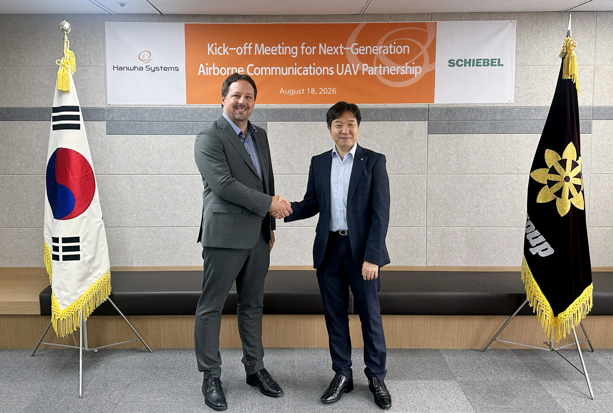 ▲한화시스템이 18일 오스트리아 무인기 전문기업 쉬벨과(Schiebel)과 차세대 공중 통신용 무인항공기 협업 관련 킥오프 미팅을 가졌다. 오른쪽부터 장보섭 한화시스템 C5ISR사업센터장, 마이클 쉴러(Michael Schiller) 쉬벨 함탑재/서북도서 사업총괄 PM 겸 쉬벨 코리아 지사장 (사진제공=한화시스템)