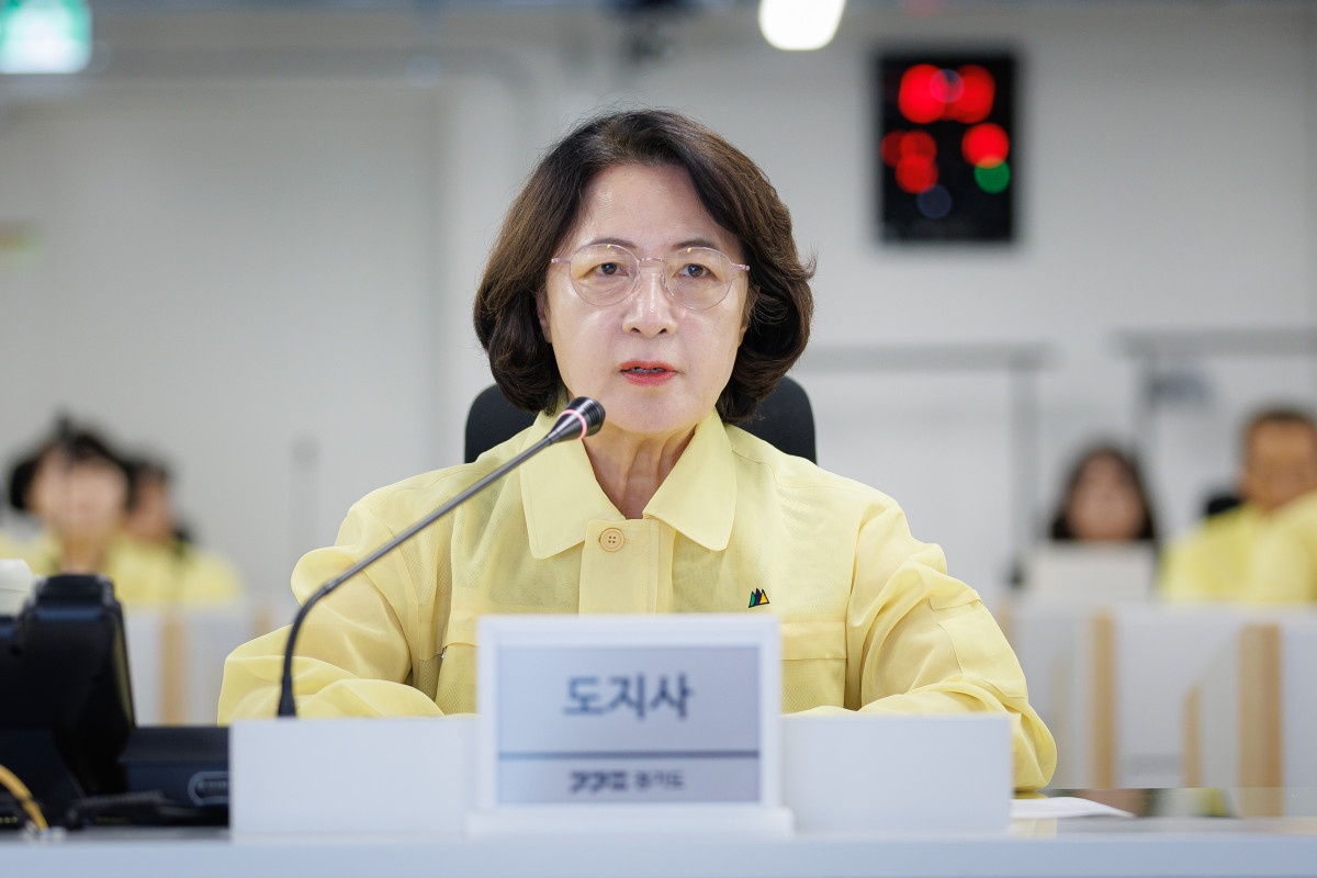 ▲경기도가 18일 전시종합상황실에서 ‘2026년 을지연습 최초상황보고 회의’를 열고 비상대비태세와 주민 보호 대책을 점검하고 있다. 도는 18일부터 3박4일 동안 비상소집과 주민이동, 북한 피난민 보호, 공습대비 민방위 훈련 등을 진행한다. (경기도)