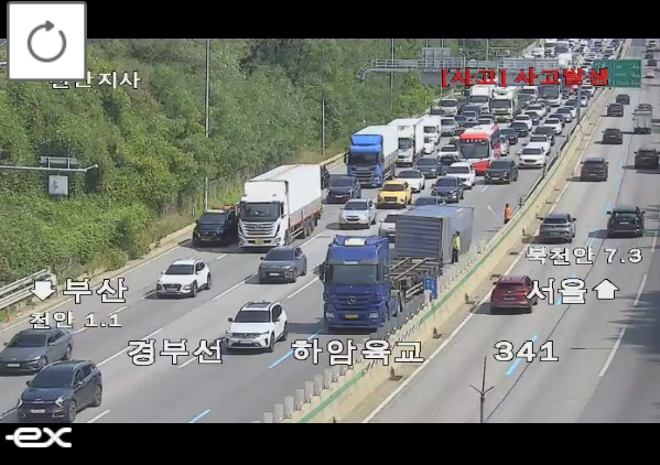 ▲[속보] 경부고속도로 천안 부근 대형화물차 사고 발생 (출처=로드플러스 캡처)