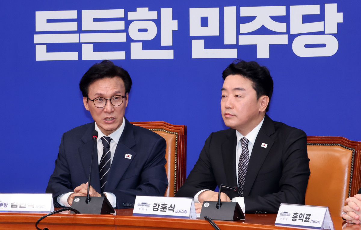 ▲더불어민주당 김민석 대표(왼쪽)가 18일 국회에서 취임 인사차 방문한 강훈식 대통령비서실 비서실장을 만나 발언하고 있다. 2026.8.18 (사진=연합뉴스)
