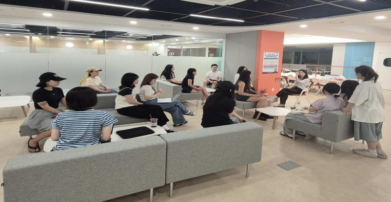 ▲경희대학교 외국인 재학생들이 국내 주요 기업에 재직 중인 외국인 졸업 선배들로부터 취업 경험과 직무별 전략을 듣고 있다. (경희대)