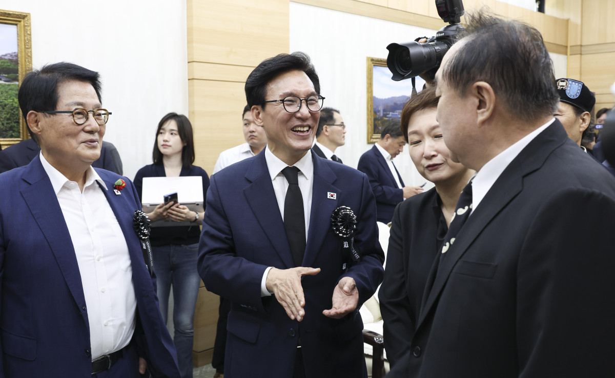 ▲김민석 더불어민주당 신임 대표와 정대철 헌정회장이 18일 오전 서울 동작구 국립서울현충원 현충관에서 열린 김대중 전 대통령 서거 17주기 추모식에 앞서 열린 환담에서 인사를 나누고 있다. 신태현 기자 holjjak@