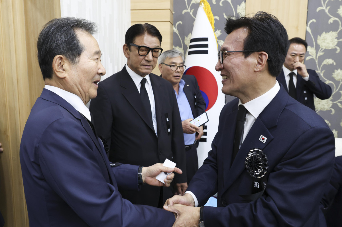 ▲김민석 더불어민주당 신임 대표와 정세균 전 국무총리가 18일 오전 서울 동작구 국립서울현충원 현충관에서 열린 김대중 전 대통령 서거 17주기 추모식에 앞서 열린 환담에서 인사를 나누고 있다. 신태현 기자 holjjak@