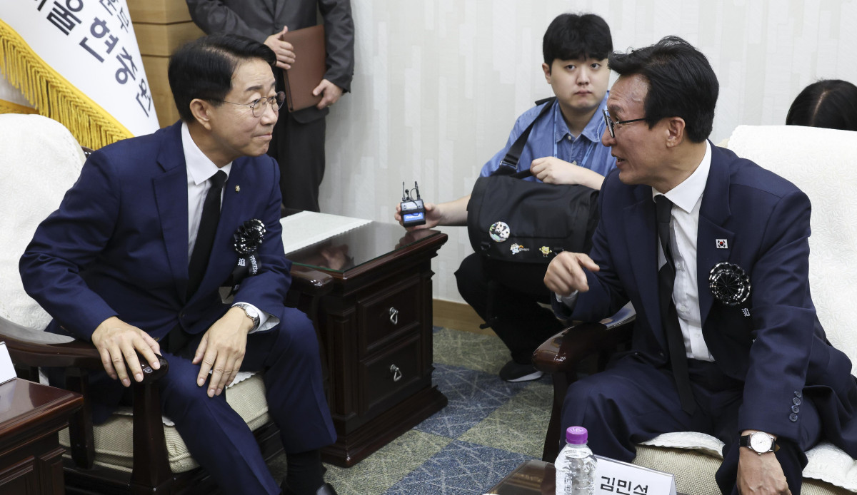 ▲조정식 국회의장과 김민석 더불어민주당 신임 대표가 18일 오전 서울 동작구 국립서울현충원 현충관에서 열린 김대중 전 대통령 서거 17주기 추모식에 앞서 열린 환담에서 인사를 나누고 있다. 신태현 기자 holjjak@
