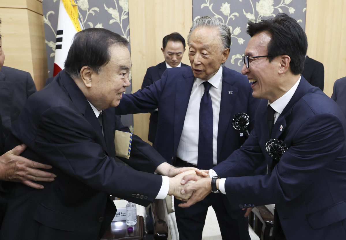 ▲김민석 더불어민주당 신임 대표와 문희상 상임고문이 18일 오전 서울 동작구 국립서울현충원 현충관에서 열린 김대중 전 대통령 서거 17주기 추모식에 앞서 열린 환담에서 인사를 나누고 있다. 신태현 기자 holjjak@